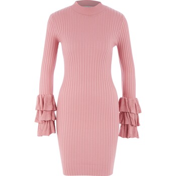 Różowa dzianinowa sukienka z długimi rękawami