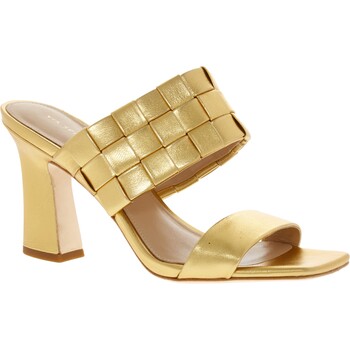 Złote sandałki na słupku