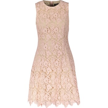 Różowa koronkowa sukienka