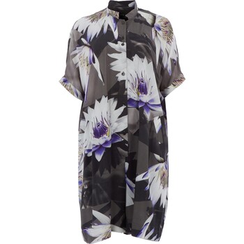 Koszulowy kostium w kwiaty