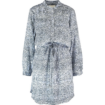 Biała sukienka z niebieskim wzorem