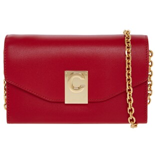 Czerwona torebka ze złotym łańcuszkiem