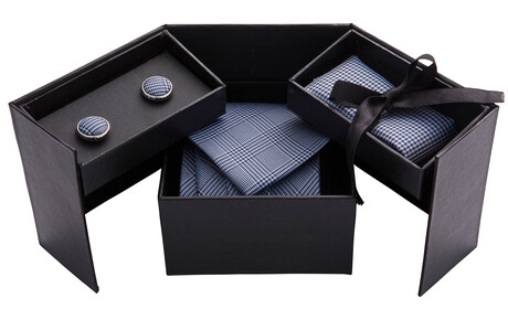 Krawat, spinki i poszetka w prezentowym zestawie