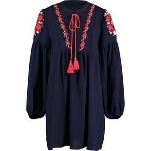 Granatowa sukienka z czerwonymi haftami