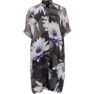 Koszulowy kostium w kwiaty