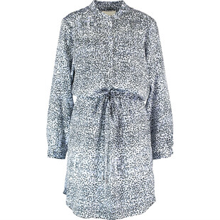 Biała sukienka z niebieskim wzorem